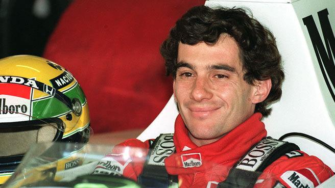 Una bella immagine di Ayrton Senna sorridente al volante della McLaren