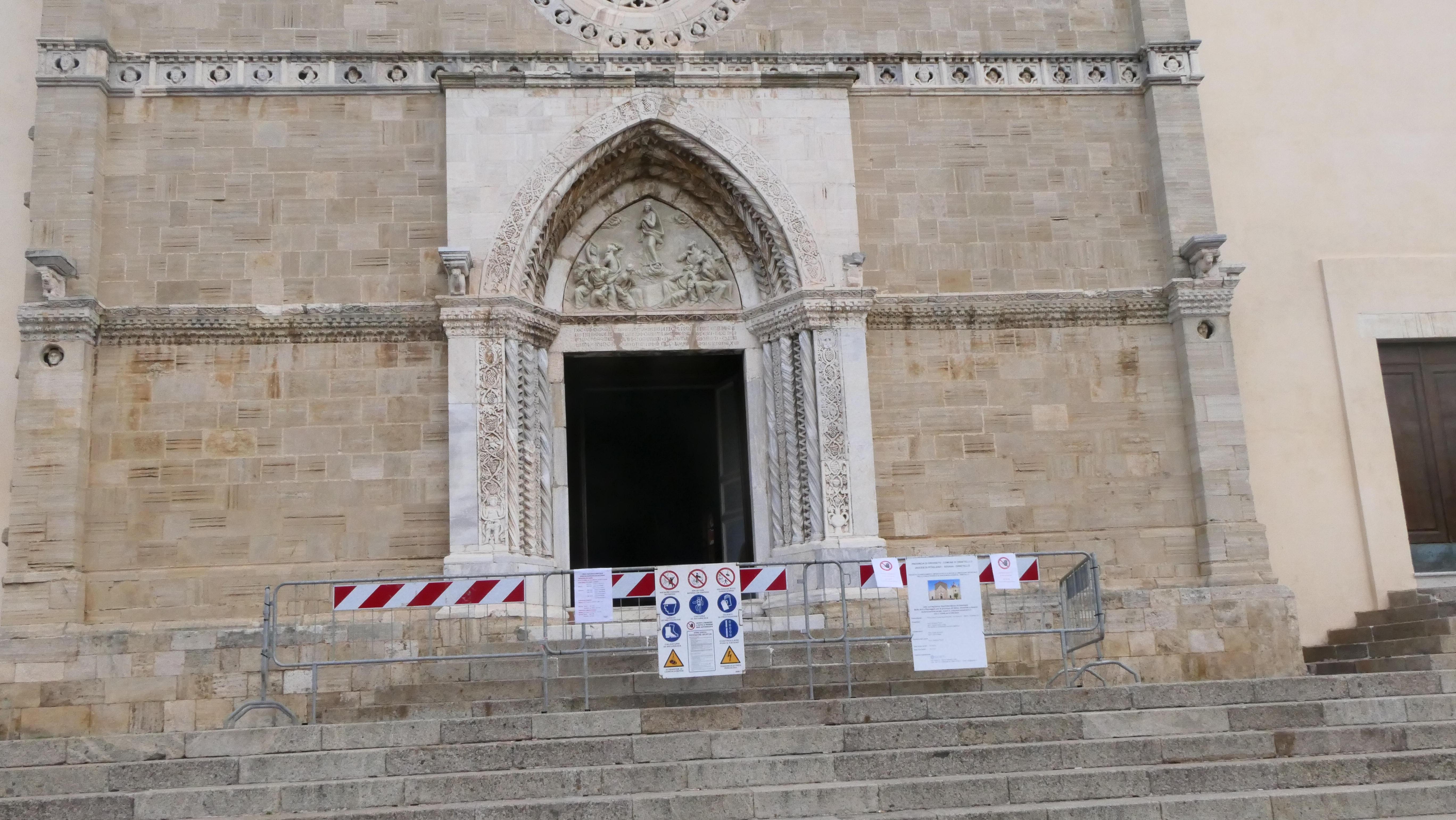 Le transenne davanti all’ingresso del duomo di Orbetello (foto Enzo Russo)