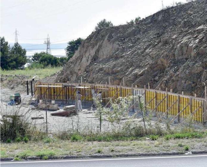 
	Un&rsquo;immagine dei lavori per la realizzazione della bretellina commissionati dall&rsquo;Autorit&agrave; di sistema portuale che condurr&agrave; verso le nuove aree aree del porto (foto di Paolo Barlettani)

