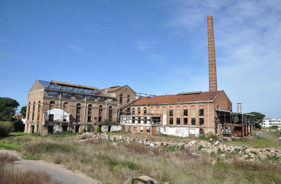 L’immobile dell’ex zuccherificio di Marina di Cecina (foto d’archivio)
