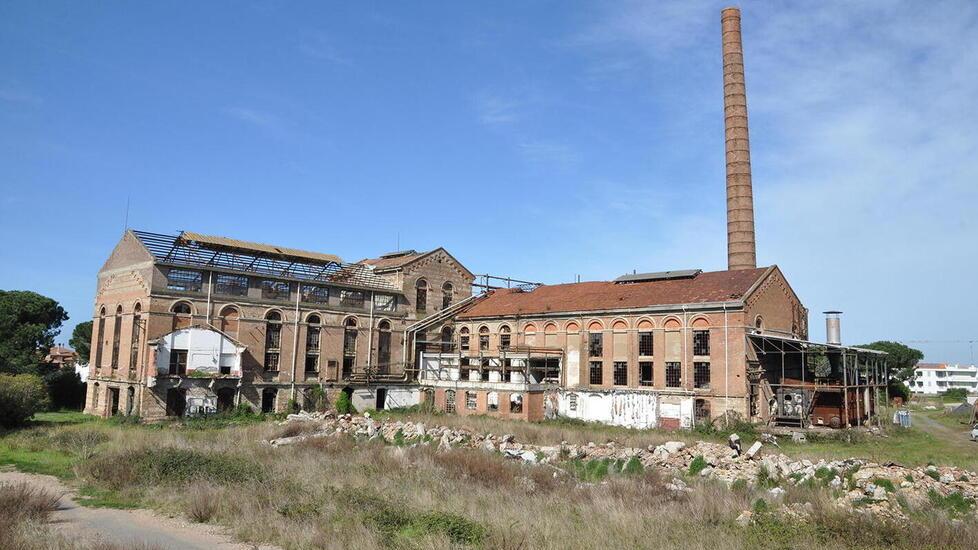 L’immobile dell’ex zuccherificio di Marina di Cecina (foto d’archivio)