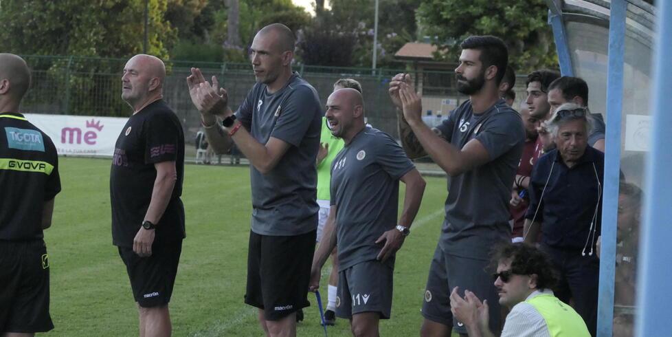 Favarin con il suo staff, dietro di lui c’è Luca Mazzoni