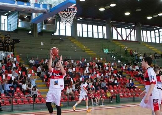 I giocatori del Bc Lucca si scaldano sotto canestro