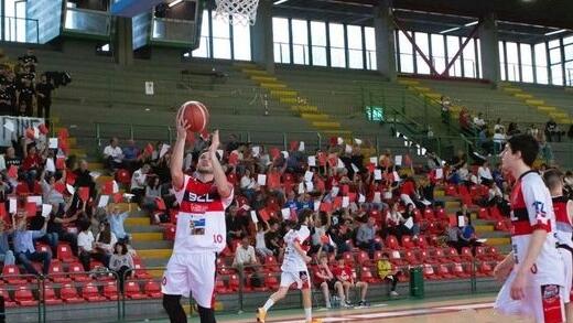 I giocatori del Bc Lucca si scaldano sotto canestro