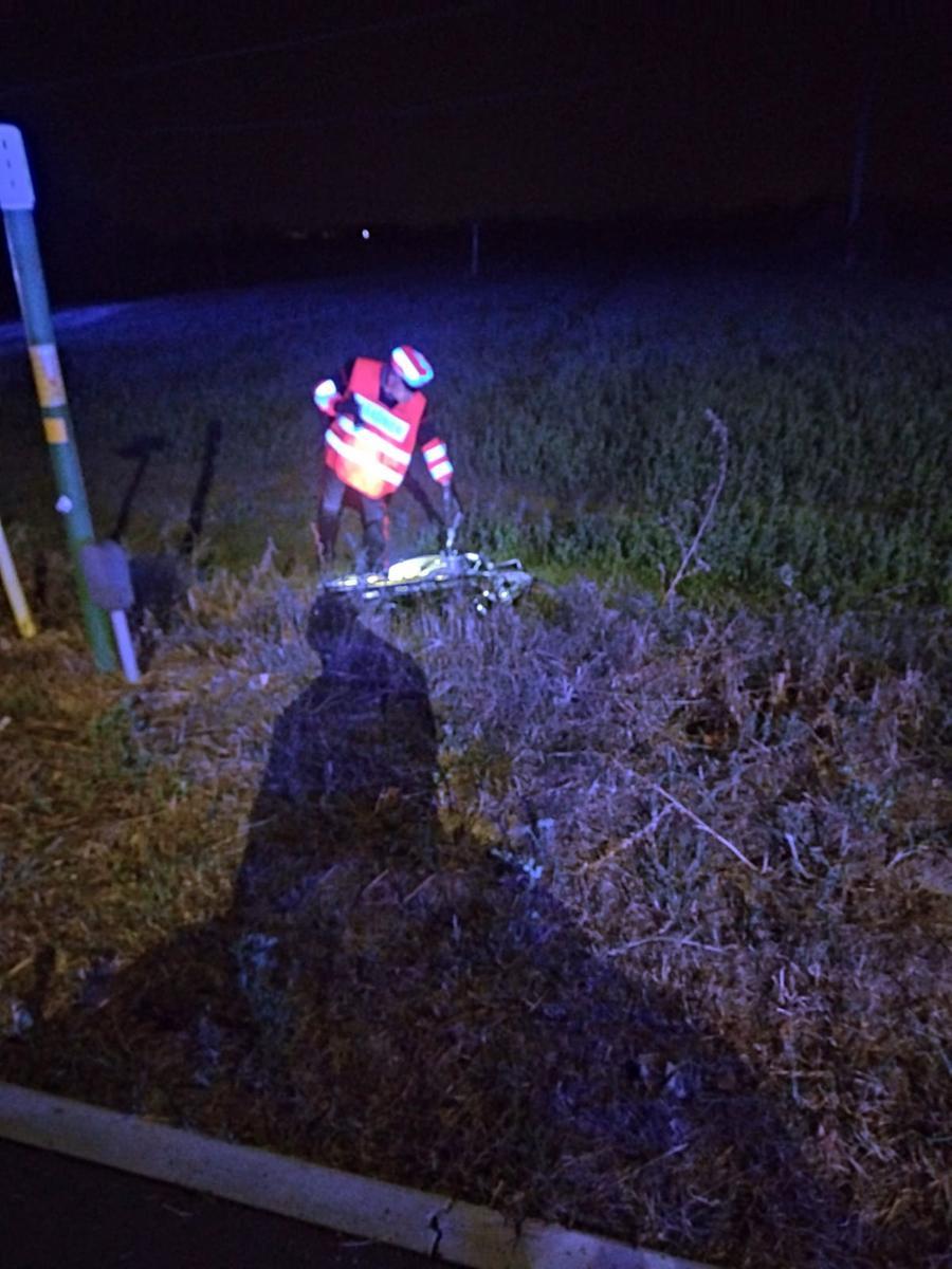 Motociclista centra la rotonda e si schianta, è gravissimo
