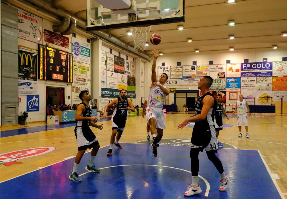 Niccolò Pistolesi a canestro (Foto Michele Falorni/Silvi)