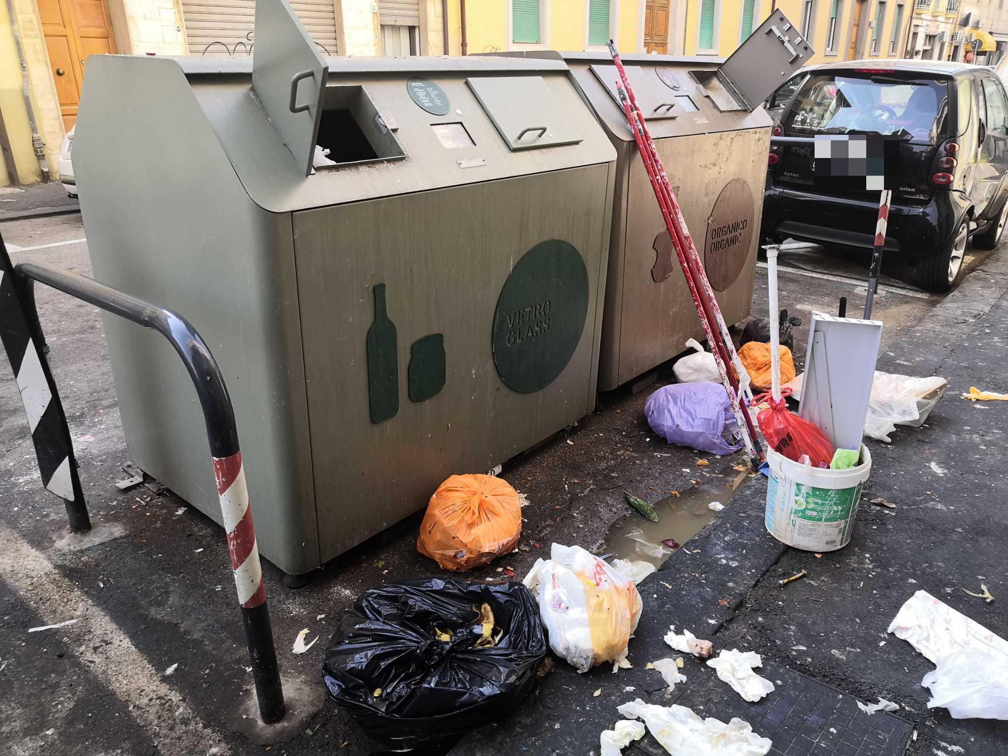 Livorno, rifiuti e liquami abbandonati in strada: «Il centro è una discarica»<br>
