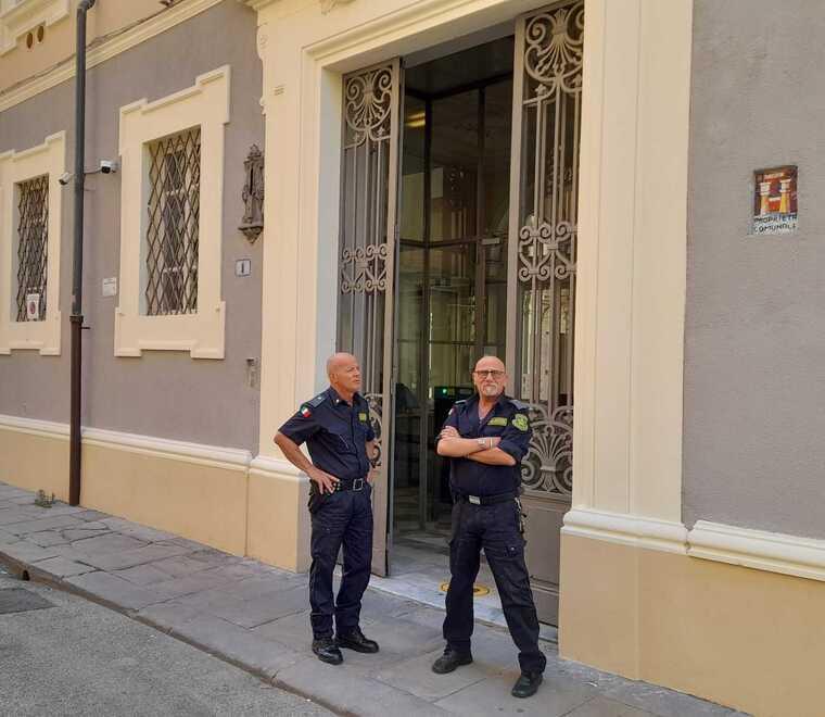 Due guardie giurate all'ingresso del tribunale (foto d'archivio)