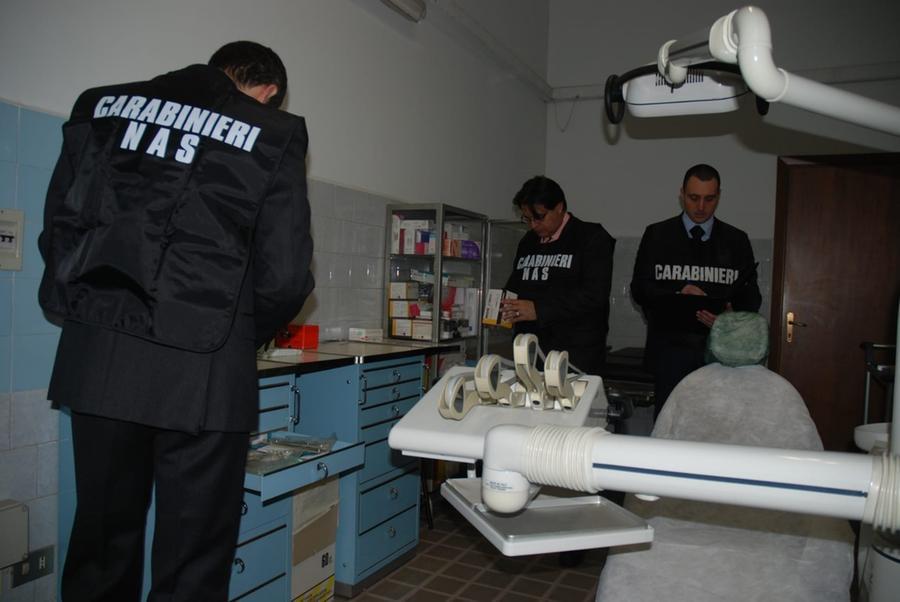 Produceva dentiere ma non era  odontotecnico: chiuso un laboratorio di Cagliari