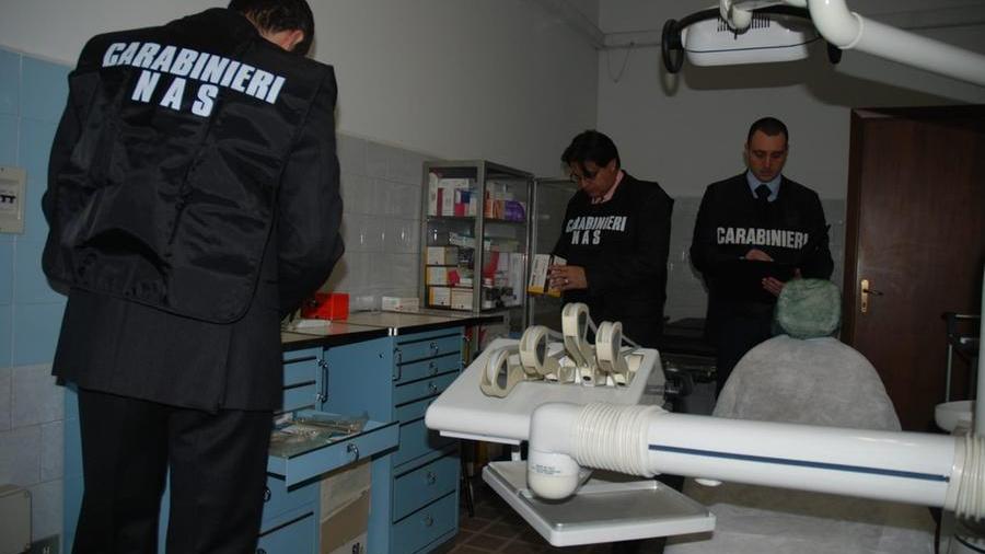 Produceva dentiere ma non era  odontotecnico: chiuso un laboratorio di Cagliari