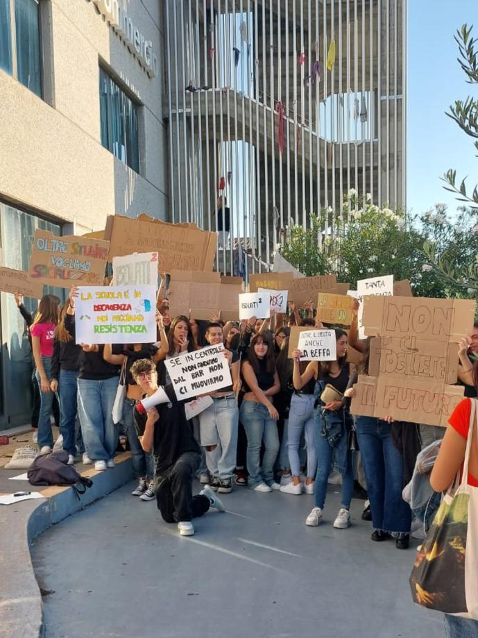 Olbia, non ci sono abbastanza aule al Mossa. Studenti in Dad e monta la protesta