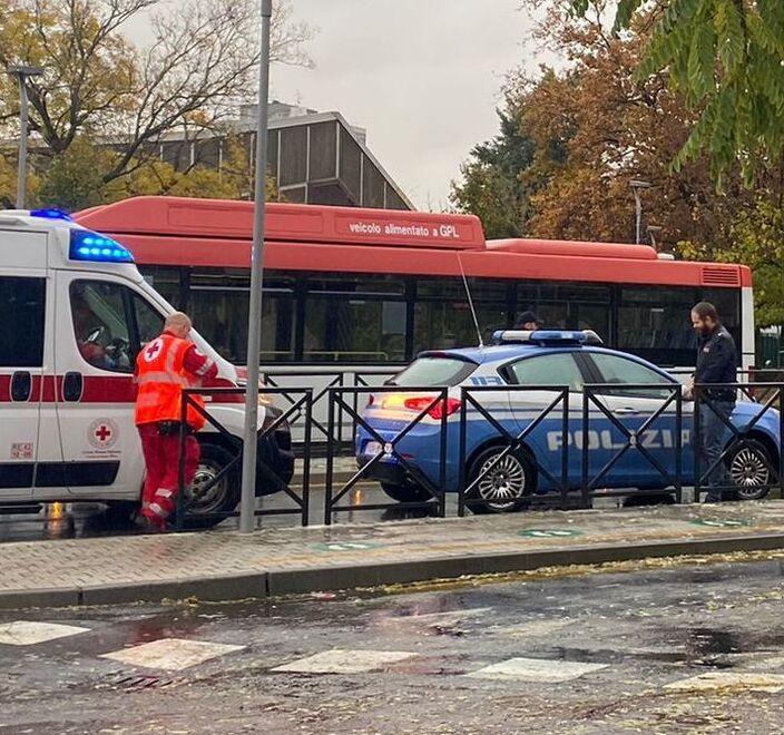 Lo rimprovera per il posto a sedere: 19enne la colpisce con una testata