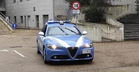 Sassari, fa irruzione nel circolo con il fucile, minaccia il rivale in amore e scappa 