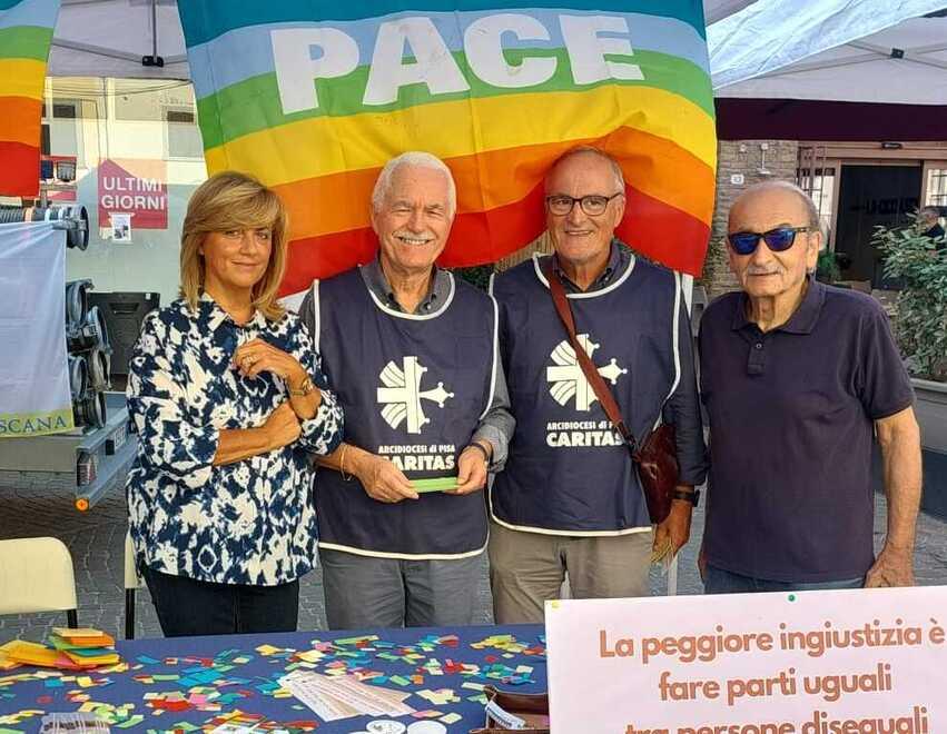 Alcuni volontari delle tante associazioni presenti ieri in centro a Pontedera