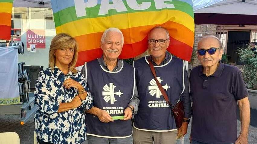Alcuni volontari delle tante associazioni presenti ieri in centro a Pontedera