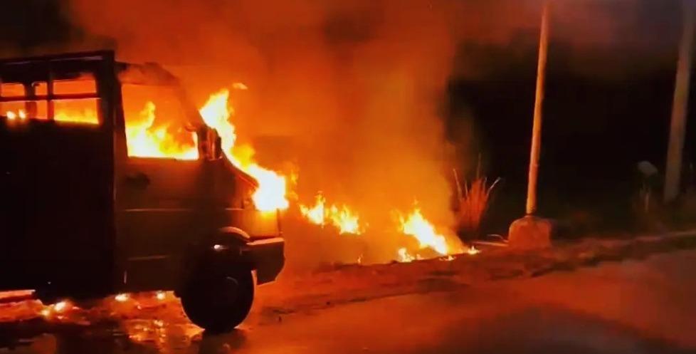 L’incendio nella notte tra il 18 e il 19 settembre davanti al campo nomadi di San Giorgio a Colonica