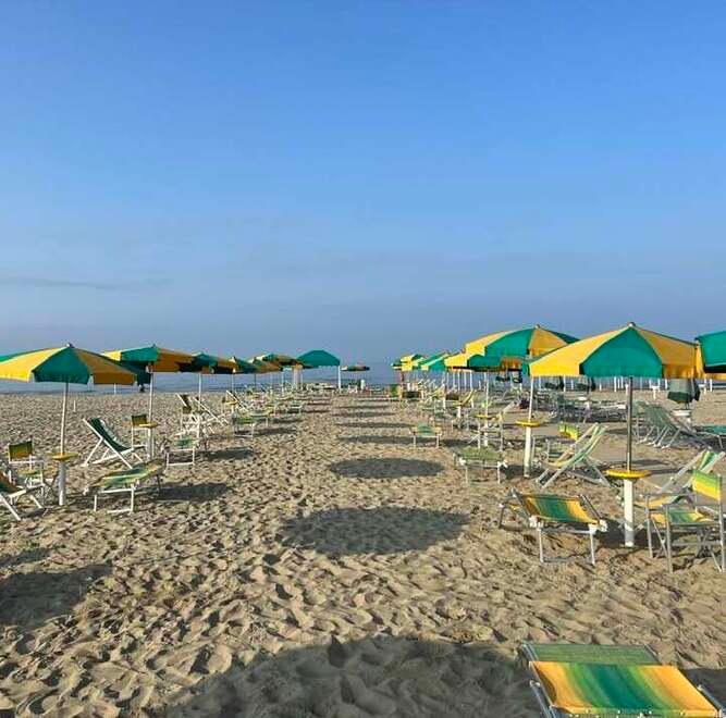 A Viareggio sembra estate, ma i bagni sono chiusi. Chiedono incentivi per allungare la stagione