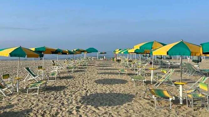 A Viareggio sembra estate, ma i bagni sono chiusi. Chiedono incentivi per allungare la stagione