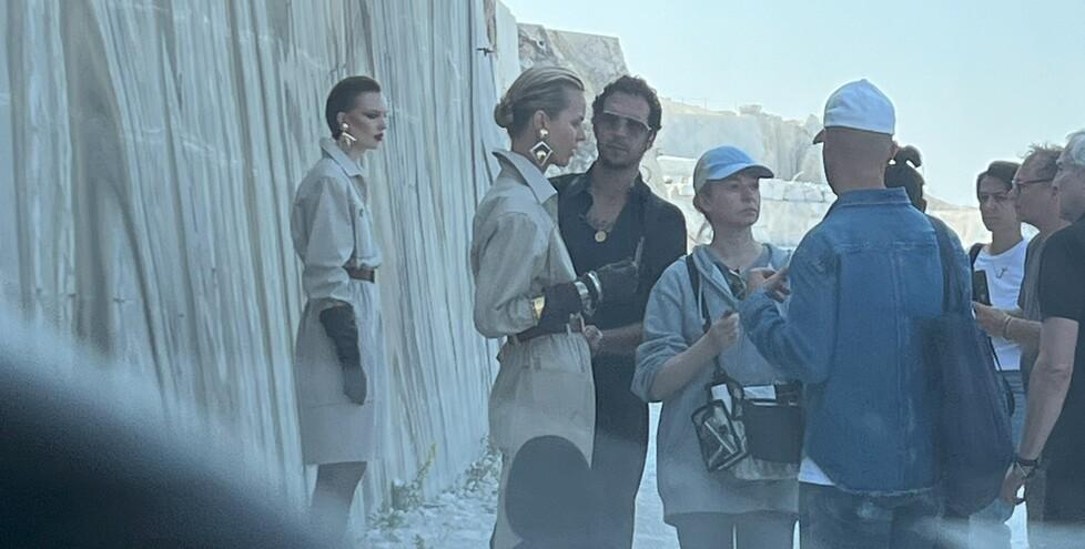 Eva Herzigova alla cave di Carrara per Yves Saint Laurent: set blindato