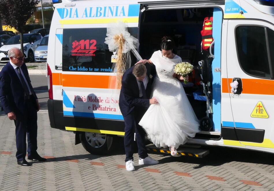 Nella foto di Enzo Russo, Annalisa Bragaglia arriva in ambulanza