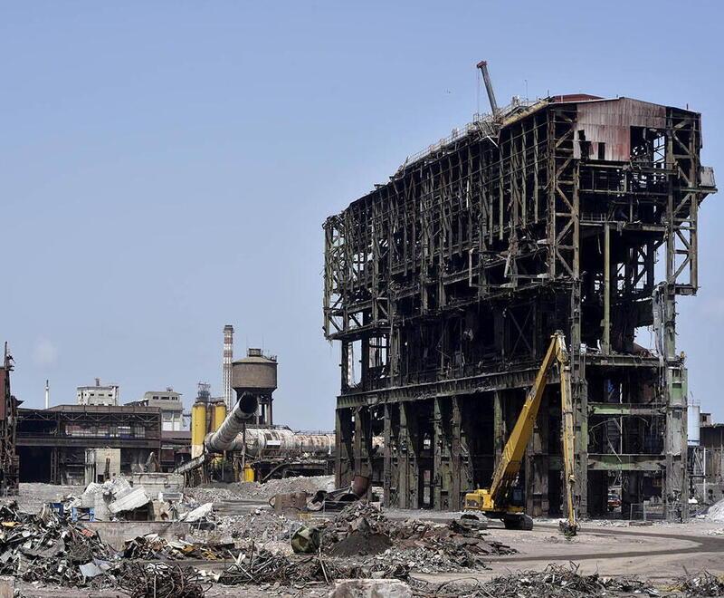 L’ex area a caldo nello stabilimento Jsw dove da mesi sono in corso le demolizioni degli impianti (foto Paolo Barlettani)