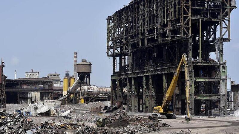 L’ex area a caldo nello stabilimento Jsw dove da mesi sono in corso le demolizioni degli impianti (foto Paolo Barlettani)