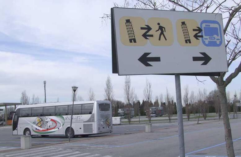 Nella foto uno scorcio del parcheggio di via Pietrasantina riservato ai bus