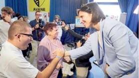 La segretaria dem Elly Schlein con i ragazzi arrivati a Empoli