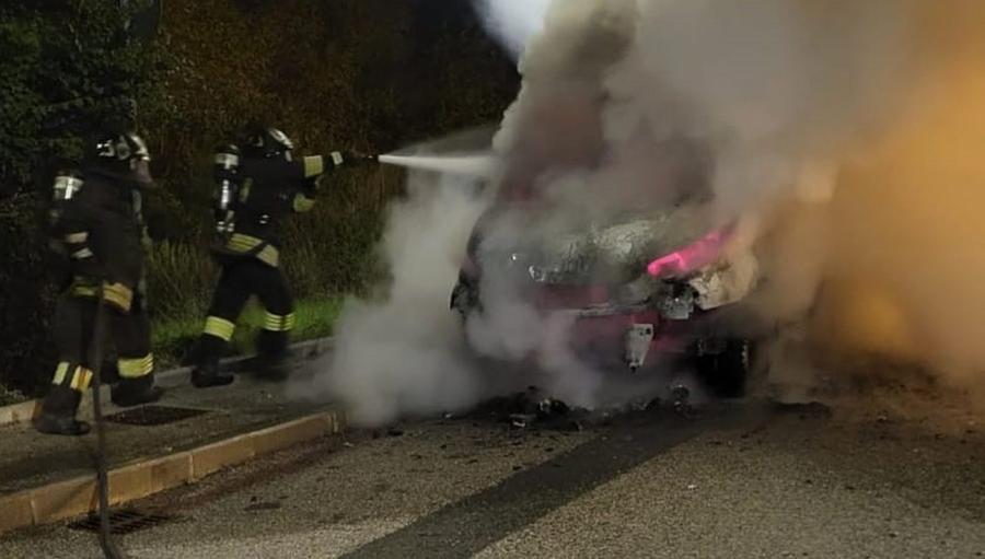 
	I vigili del fuoco impegnati a domare le fiamme


