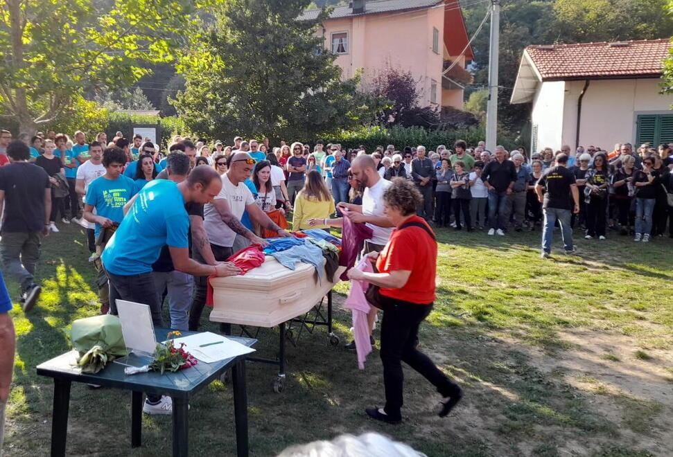 Un momento della cerimonia di ieri a Pian degli Ontani
