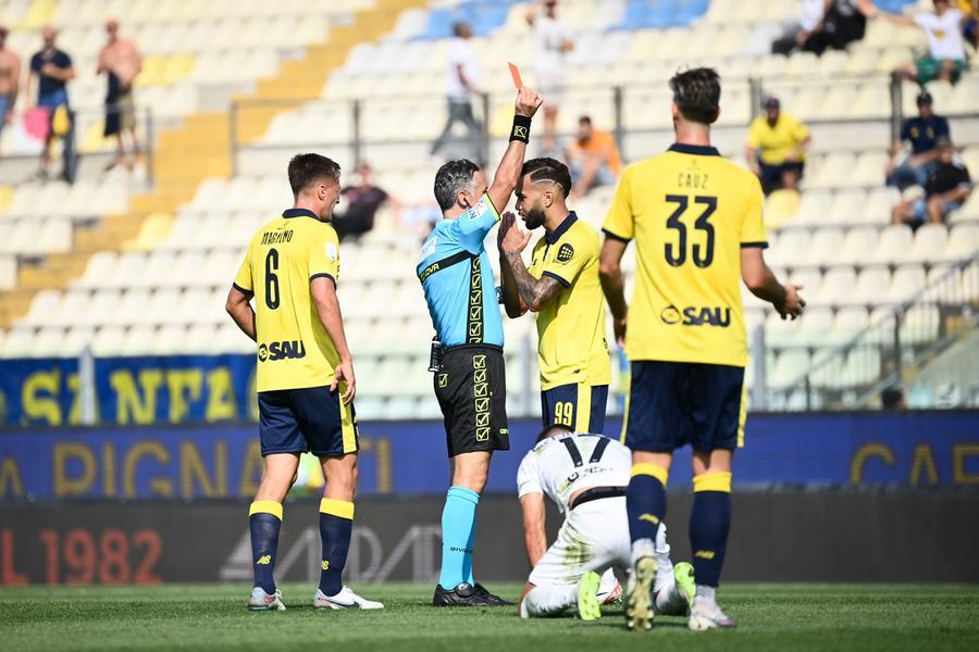 Il Modena si complica la vita da solo: Oukhadda espulso, il Palermo ringrazia