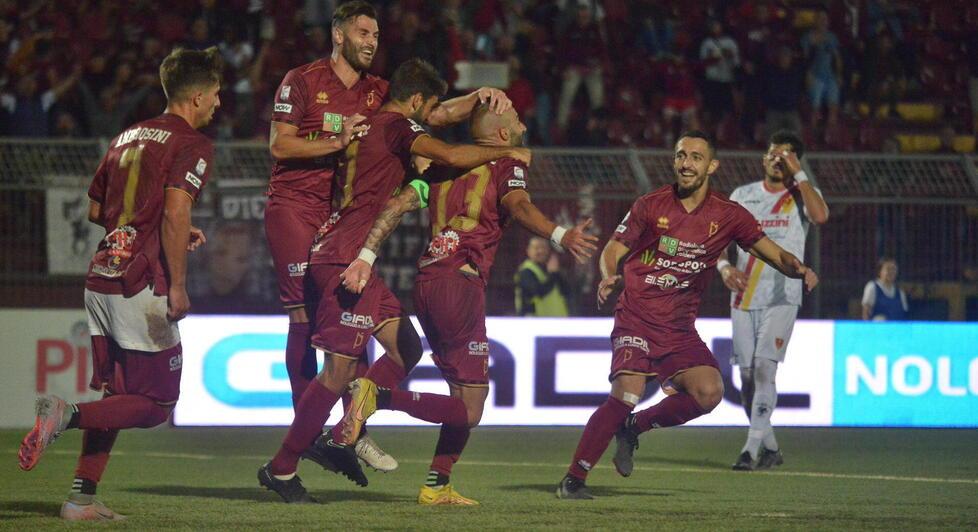La gioia dei giocatori granata dopo uno dei gol segnati nel corso di questo campionato (foto Silvi)