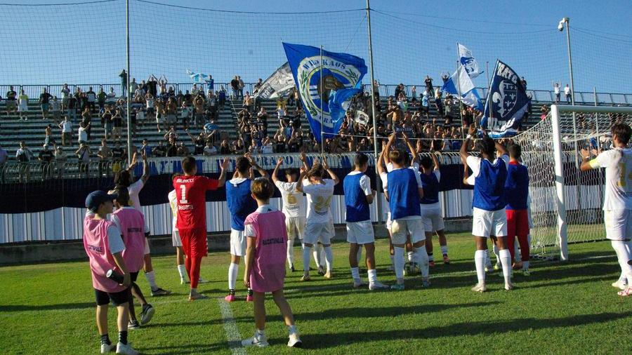 I giocatori del Prato la settimana scorsa hanno festeggiato la prima vittoria (Foto Zacchei)