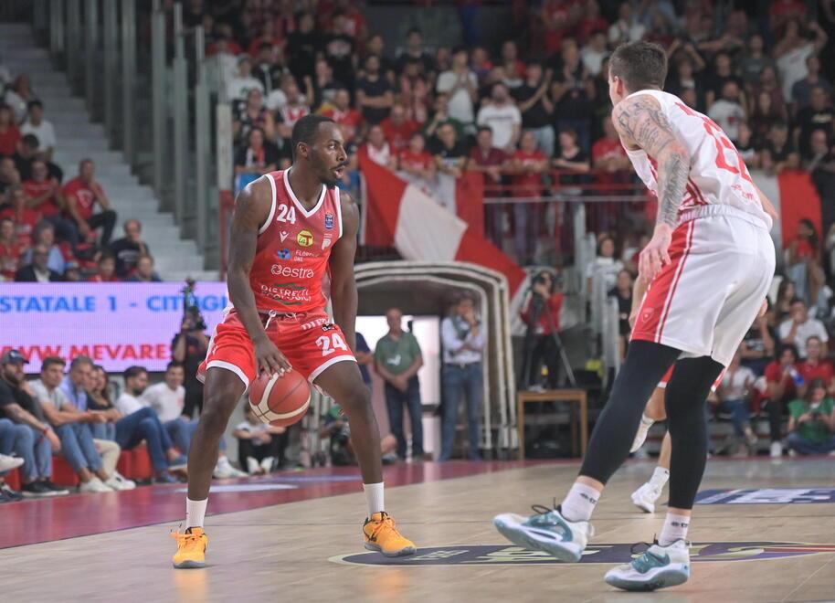 Carl Wheatle in azione contro Varese (foto Editoriale Report)