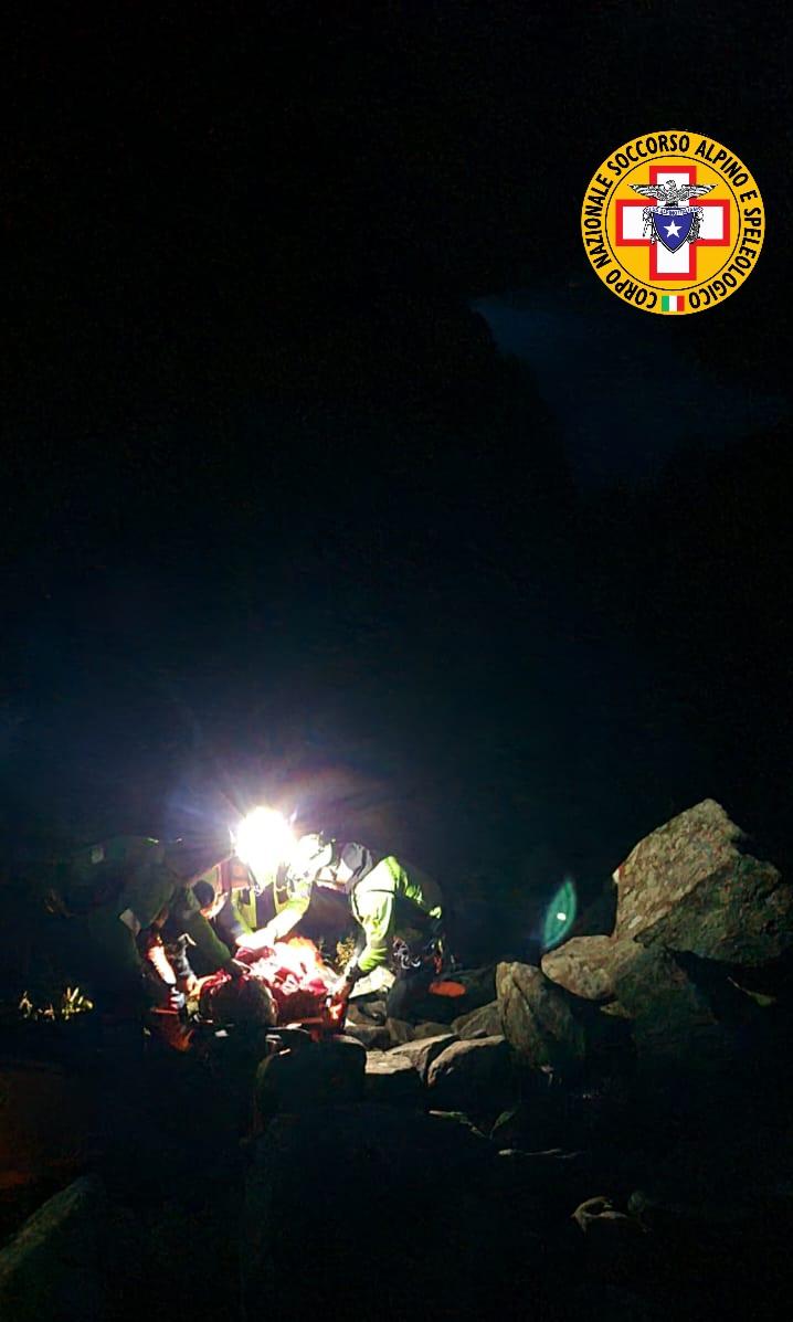 Scivola in una sassaiola lungo il sentiero, soccorso dall’elicottero