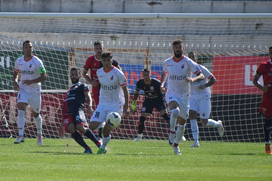 Continua il volo della Torres a punteggio pieno, Lucchese battuta 2-0