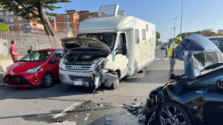 L'incidente in via dei Pensieri (foto Franco Silvi)