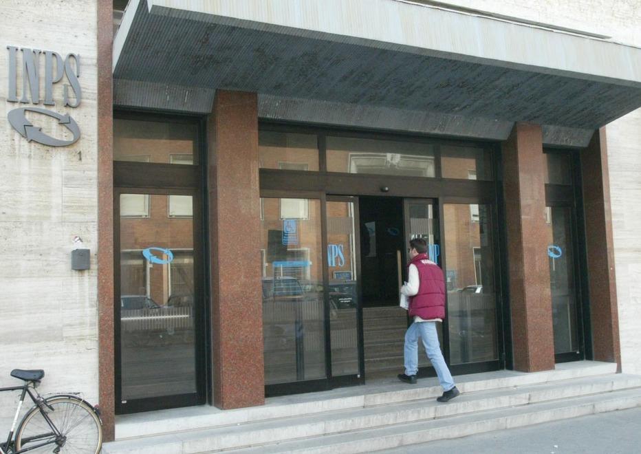 La sede dell'Inps di Livorno (foto d'archivio)