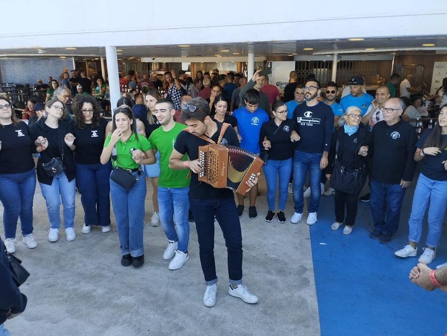 Canti, launeddas e ballu tundu: la nave dell’identità arriva a Barcellona