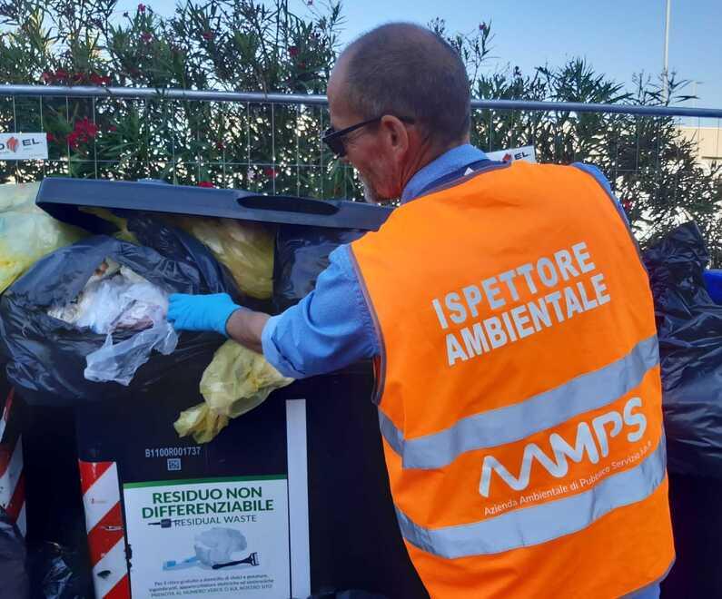Livorno, in giro a controllare sacchi di spazzatura: «Così scopriamo chi smaltisce male»