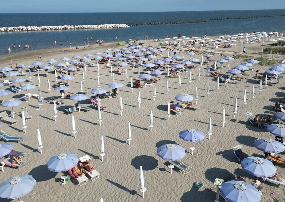 Un’estate che non vuole finire. Ombrelloni ancora aperti ai Lidi<br type="_moz" />
