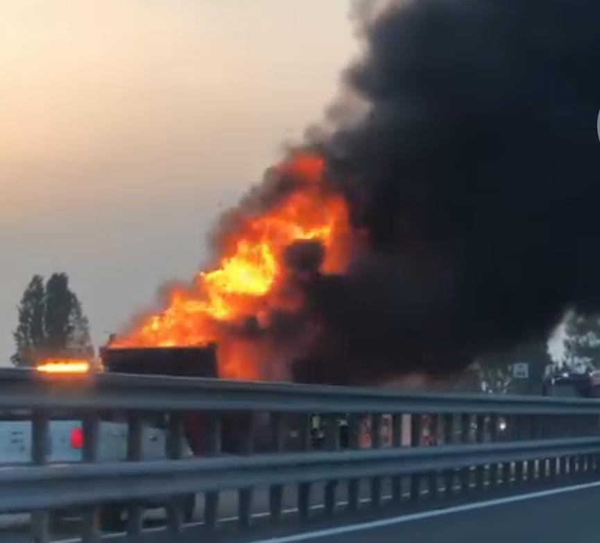 Camion a fuoco sull’A12 tra Massa e Carrara, traffico nel caos