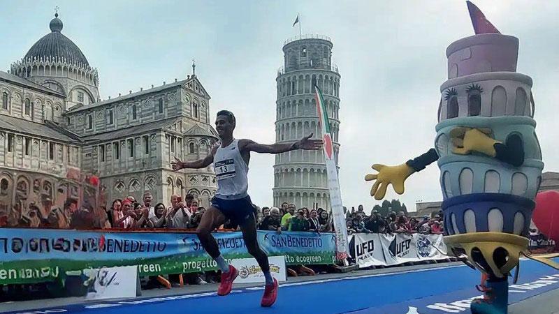 Daniele Meucci taglia in solitudine il traguardo: dopo 10 anni trionfo bis alla Pisa Half Marathon