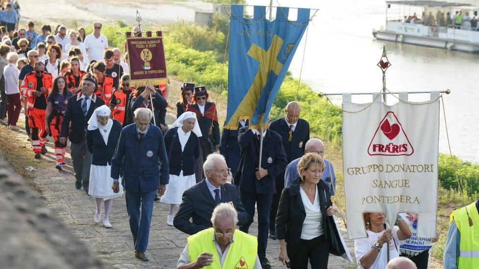 San Faustino unisce Pontedera tra battello, doni e solidarietà