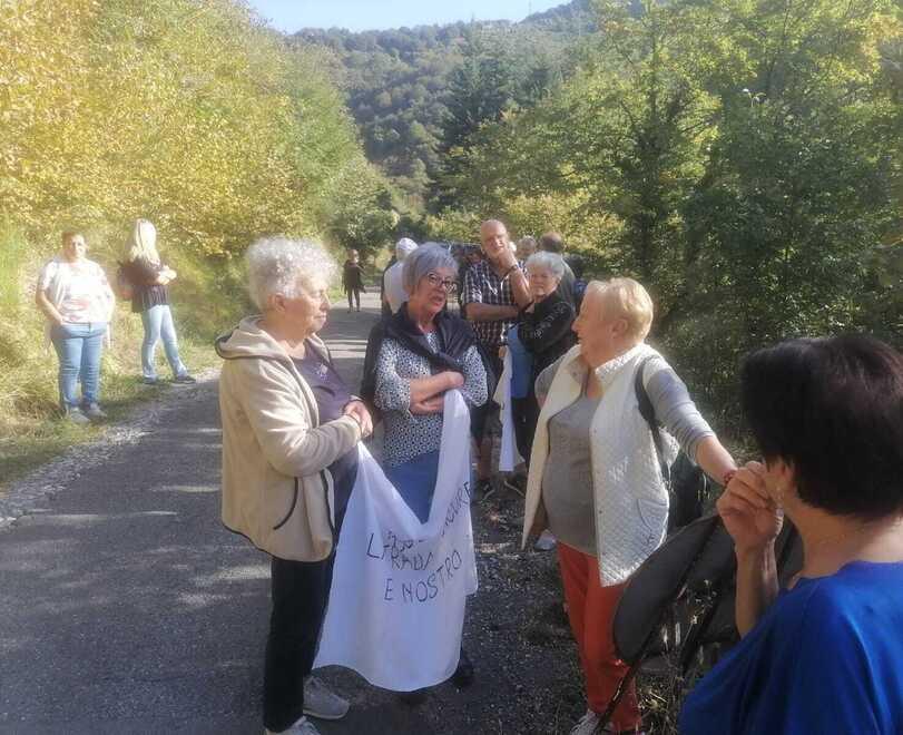 Bagni di Lucca, una frana non è mai stata rimossa in 12 anni: i cittadini protestano
