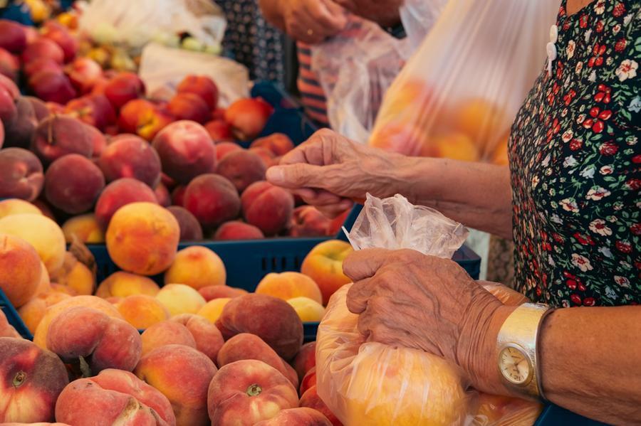 Il caldo anomalo sconvolge anche le tavole dei toscani: «Pesche e meloni al posto di kiwi e castagne»