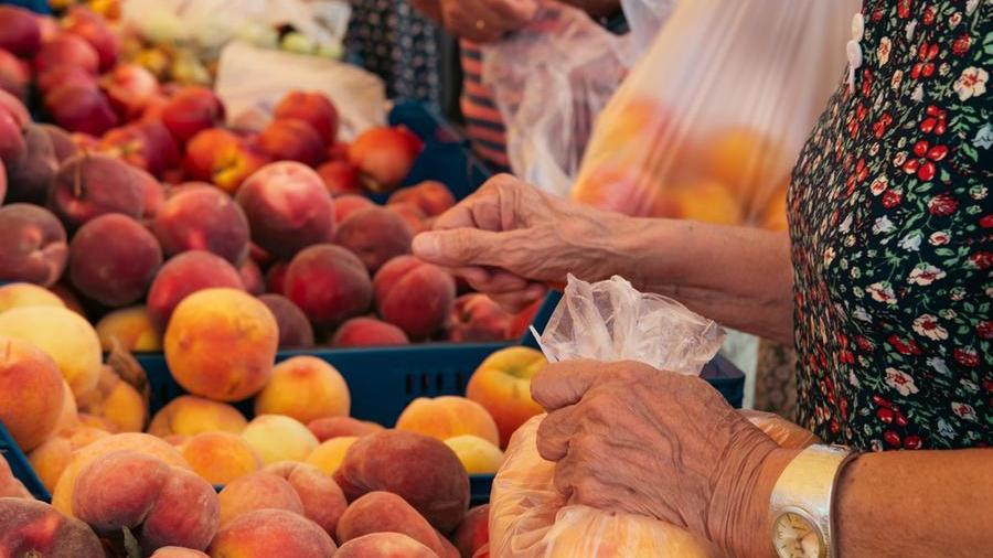 Il caldo anomalo sconvolge anche le tavole dei toscani: «Pesche e meloni al posto di kiwi e castagne»