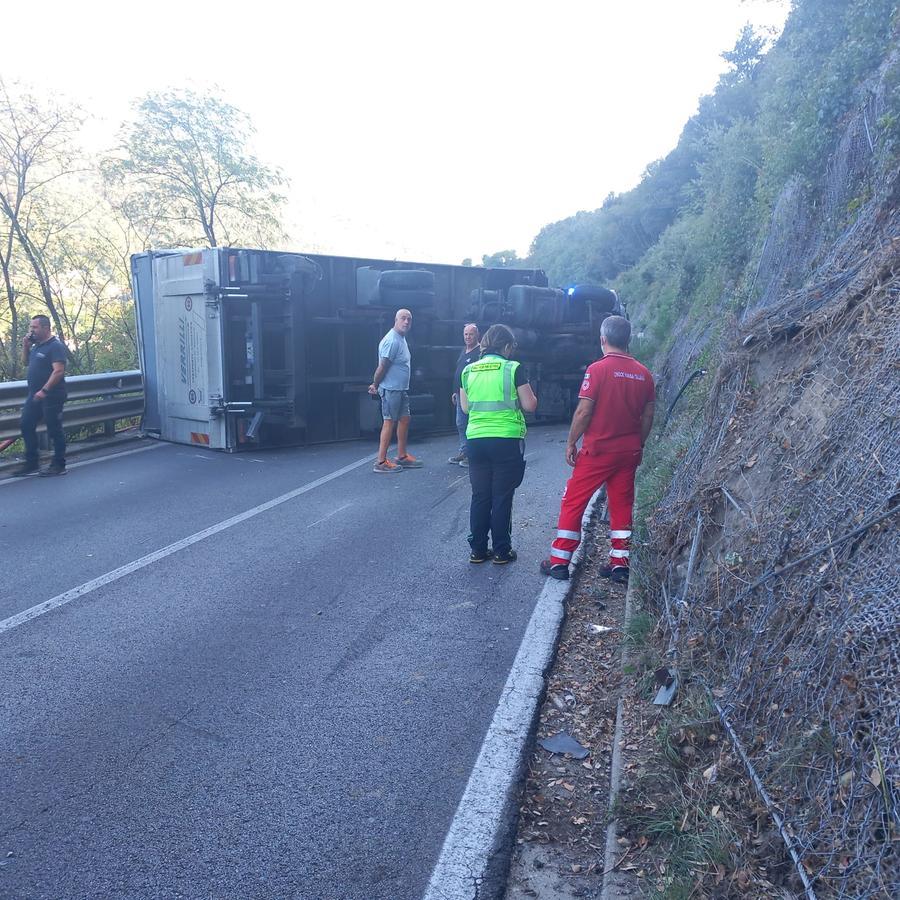
	Il camion ribaltato sulla regionale 325

