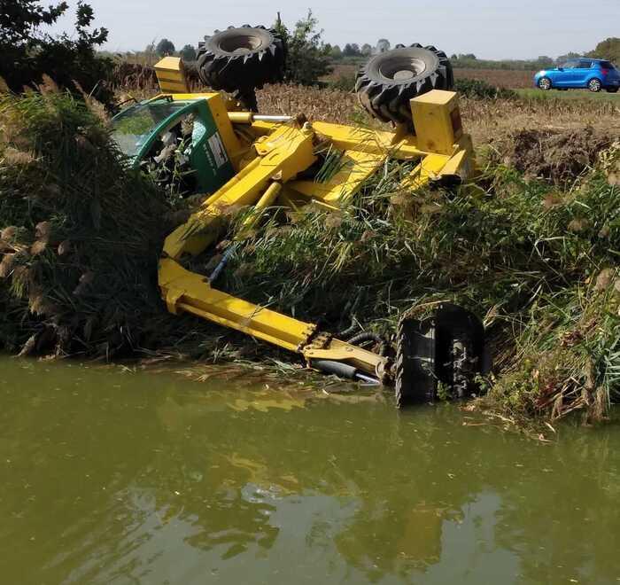 Ferrara, si ribalta mentre sfalcia l’erba