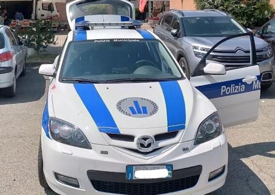 Musicista di strada al mercato e scoppia una lite furiosa